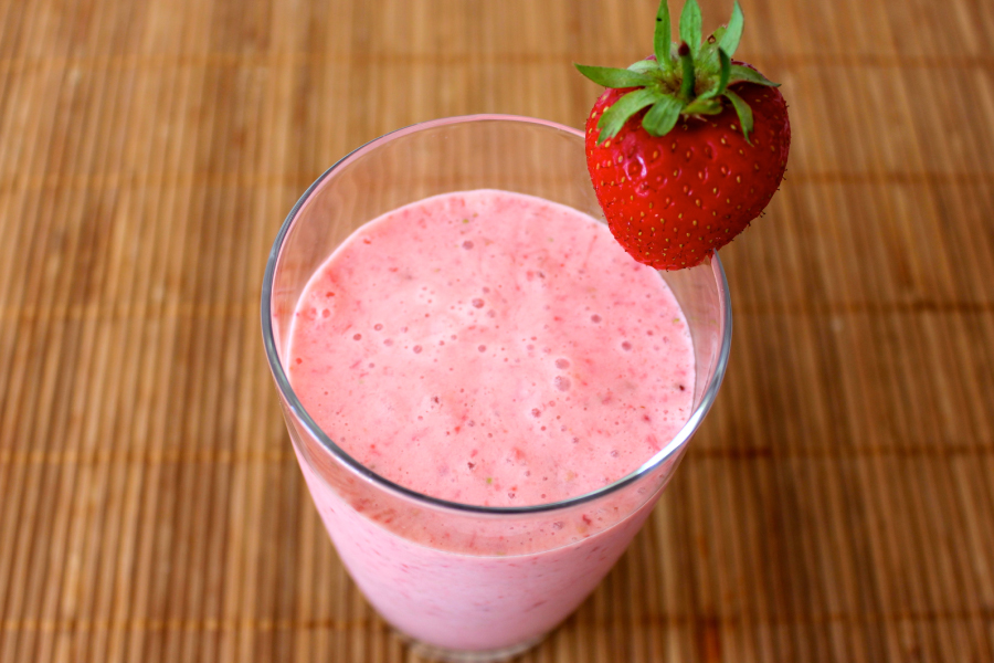 Strawberry-flax smoothie