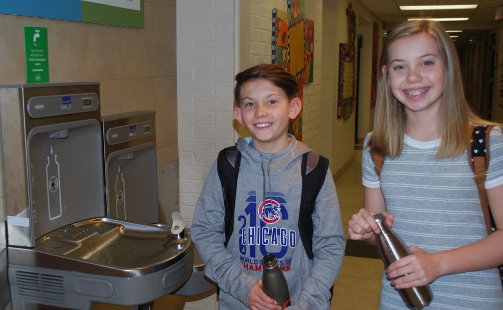 Iowa students filling their water bottles at Rethink Your Drink station
