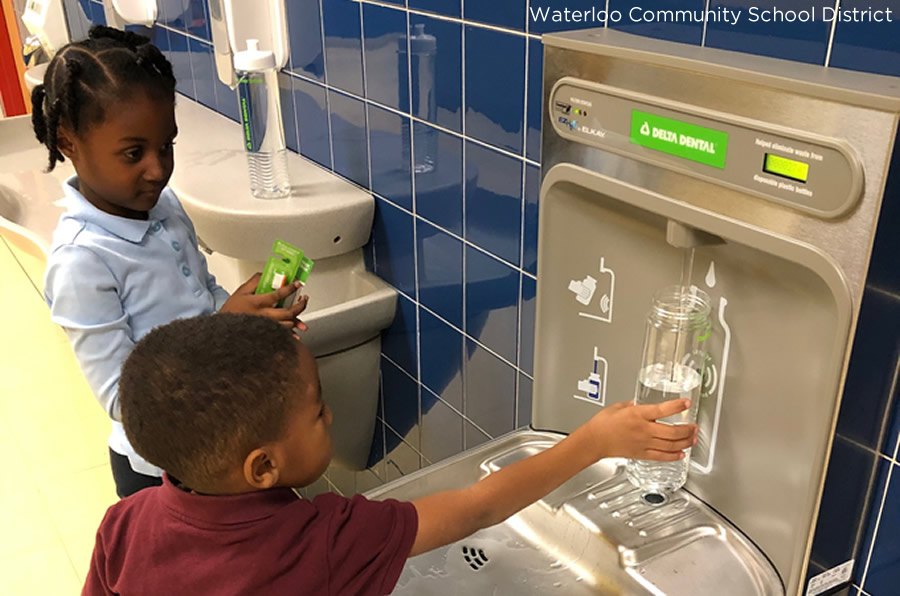 Children filling water bottle