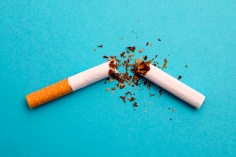 3 ways smoking harms your teeth