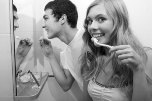 couple brushing teetch Stock_000010906058Medium Band W